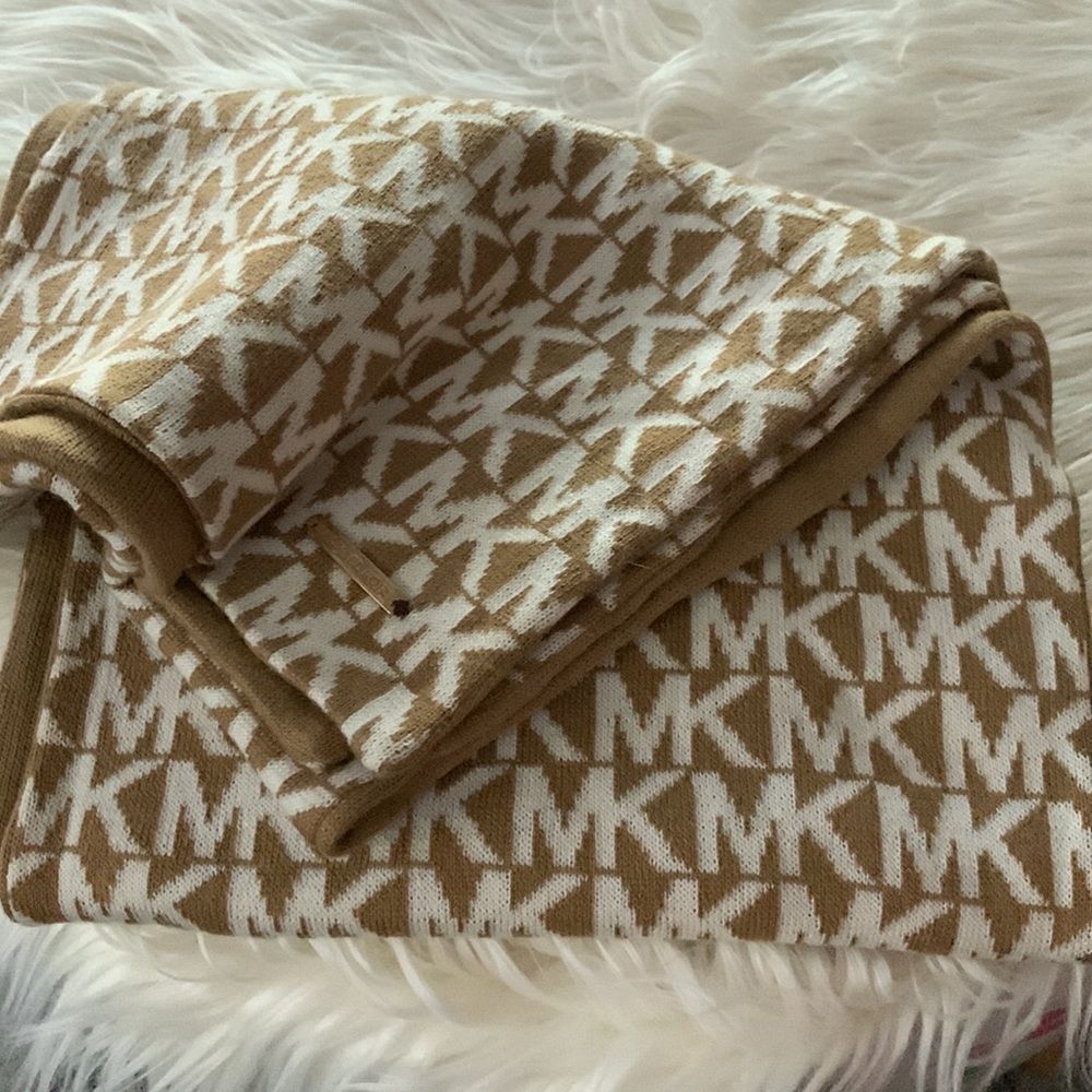MK Tan & White Logo Knit Scarf Size 66*10